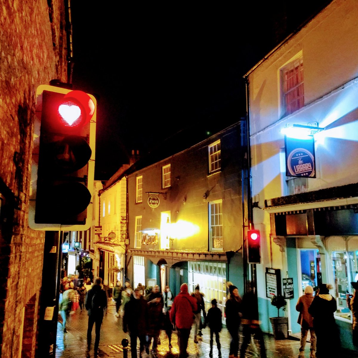 Can you spot the very subtle #lumieredurham installation in this picture? I wouldn't have if it wasn't for the crowd around it! #Lumiere2019 #lumiere <a href="/artichoketrust/">Artichoke</a>