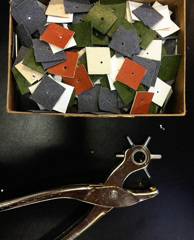 These little babies may not look like much BUT boy do they help out in the ease of using your bag. We dye-cut scrap fabric pieces into little squares then poke holes in ~roughly~ the center and attach them to the backs of snaps, inside the bag, for extra… ift.tt/2qRWdfr