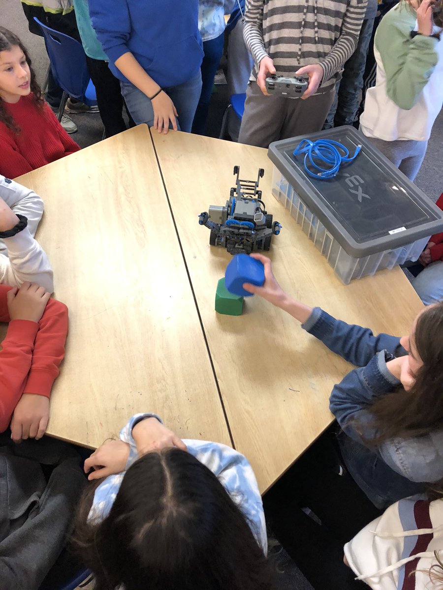 SWOLearningCo's tweet image. Very special TY to @OP_HWDSB Robotics for sharing your amazing student team, Tie-Breaker the Robot, talking to us about everything robotics & the vex robots for @SWO_HWDSB students to try out! They were mesmerized & so engaged! @RoboticsHWDSB @SWORobotics @GSmith_ @moojean_seo
