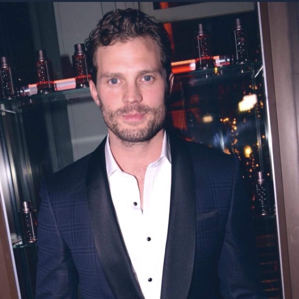 ItsmeCarrieCC's tweet photo. This guy is so freaking attractive he hasn’t a clue.... and this suit again it is absolutely splendid 😍 https://t.co/5TLfSTFWvy