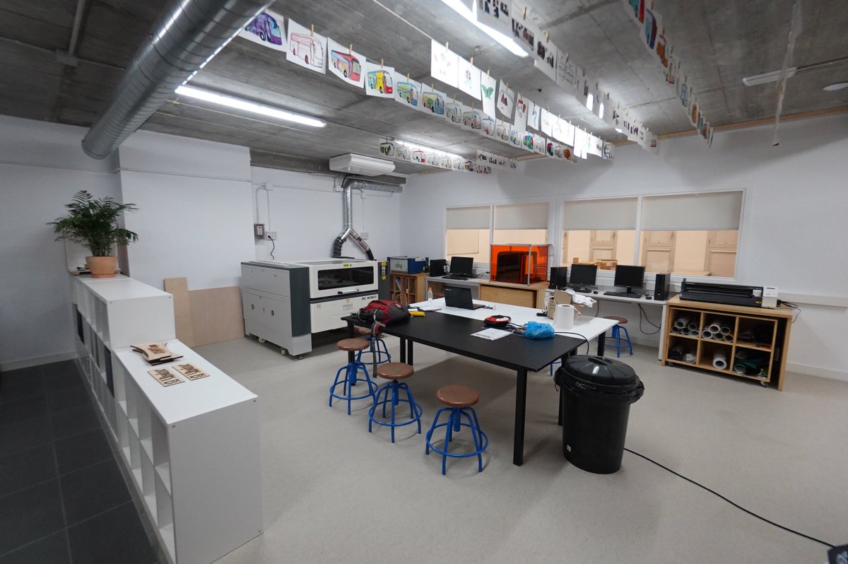 El_Llindar's tweet photo. Si les competències digitals i transversals són fonamentals, l’escola hem d’evolucionar per posar-les en joc. Això fem al #GarageLab amb @fundacionorange. I avui ens hem posat de llarg acompanyats de #AntonioBalmon @marett @joanabarbany @montse_cereza i altres amics i amigues https://t.co/kS5DhQyQy8