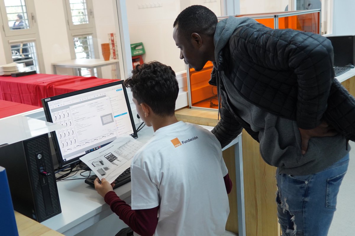 El_Llindar's tweet photo. Si les competències digitals i transversals són fonamentals, l’escola hem d’evolucionar per posar-les en joc. Això fem al #GarageLab amb @fundacionorange. I avui ens hem posat de llarg acompanyats de #AntonioBalmon @marett @joanabarbany @montse_cereza i altres amics i amigues https://t.co/kS5DhQyQy8