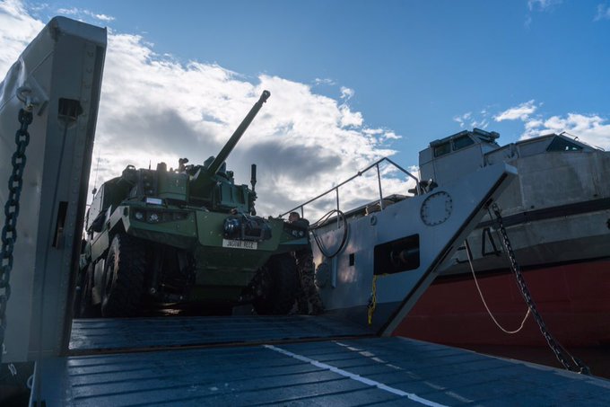 EJWe7B5W4AA-4L_?format=jpg&name=small