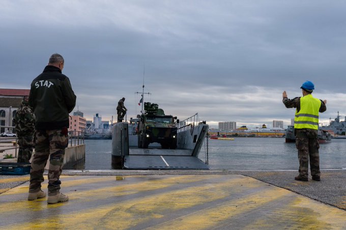 EJWe7B_WwAESirR?format=jpg&name=small