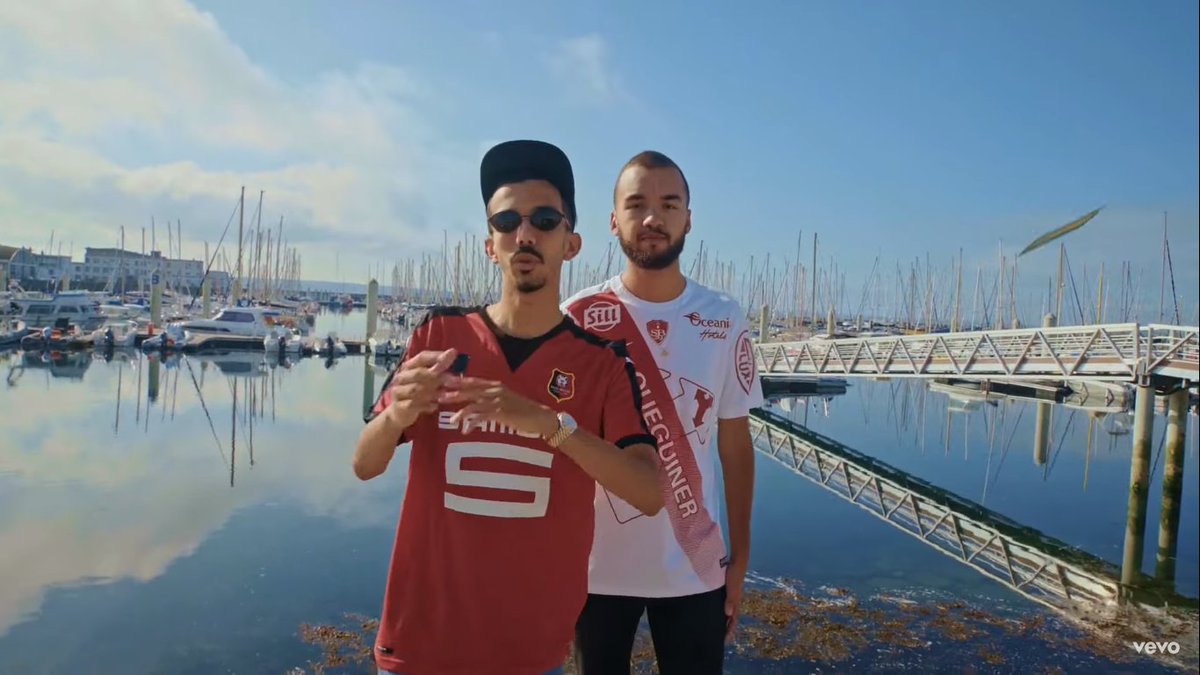 Alan2927's tweet photo. PARDON ?! 
Tranquillement il porte un maillot de Rennes à la Marina du Château et Rue de St Malo à Brest... 🤔
@bigfloetoli c'est parce que c'est trop moche à Rennes pour tourner un clip ? https://t.co/M1nEg2mgys