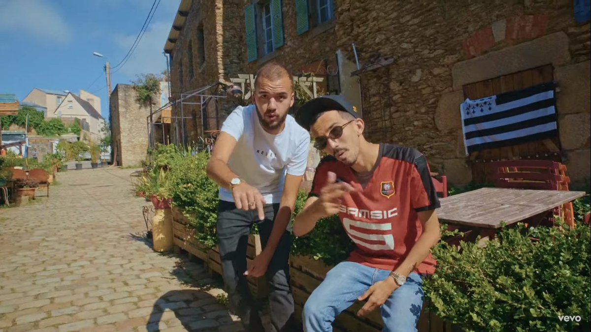 Alan2927's tweet photo. PARDON ?! 
Tranquillement il porte un maillot de Rennes à la Marina du Château et Rue de St Malo à Brest... 🤔
@bigfloetoli c'est parce que c'est trop moche à Rennes pour tourner un clip ? https://t.co/M1nEg2mgys