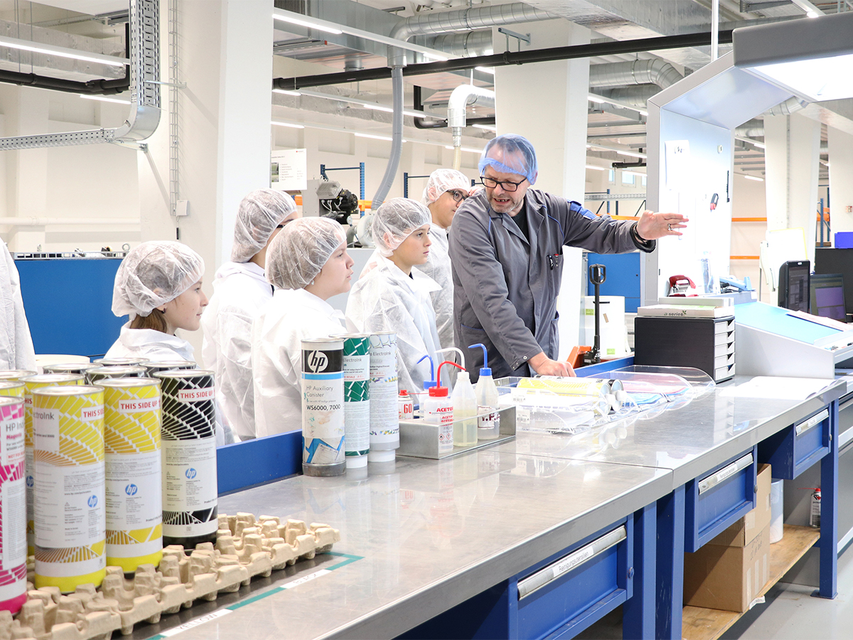 PermapackAG's tweet photo. Druckerei, Logistik-Center, Konfektionierung, Tubenproduktion, Qualitätssicherung – bei #Permapack gab es am heutigen Nationalen #Zukunftstag für sieben Mädchen und Jungen viel zu entdecken: https://t.co/JxPRJFnkxe https://t.co/ByVPQZJXJv
