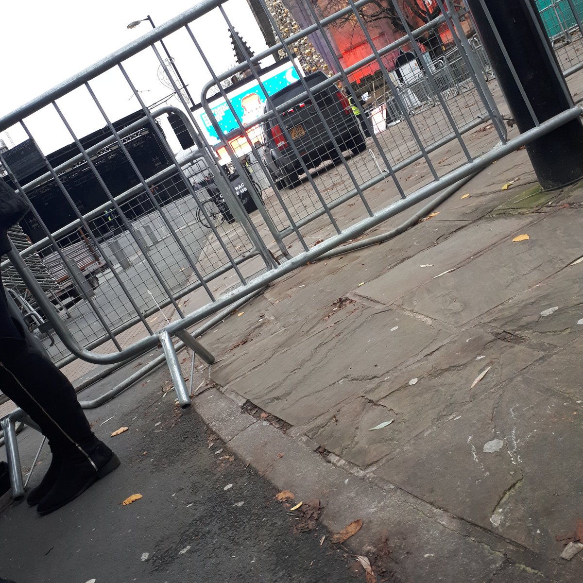 mikeyxhoe's tweet photo. Seeing hrvy, it's cold but it's all worth it cuz it's hrvy can't wait for him to perform for the first time p.s follow me on Insta harveycantwell20 https://t.co/NU2qBCZjPw
