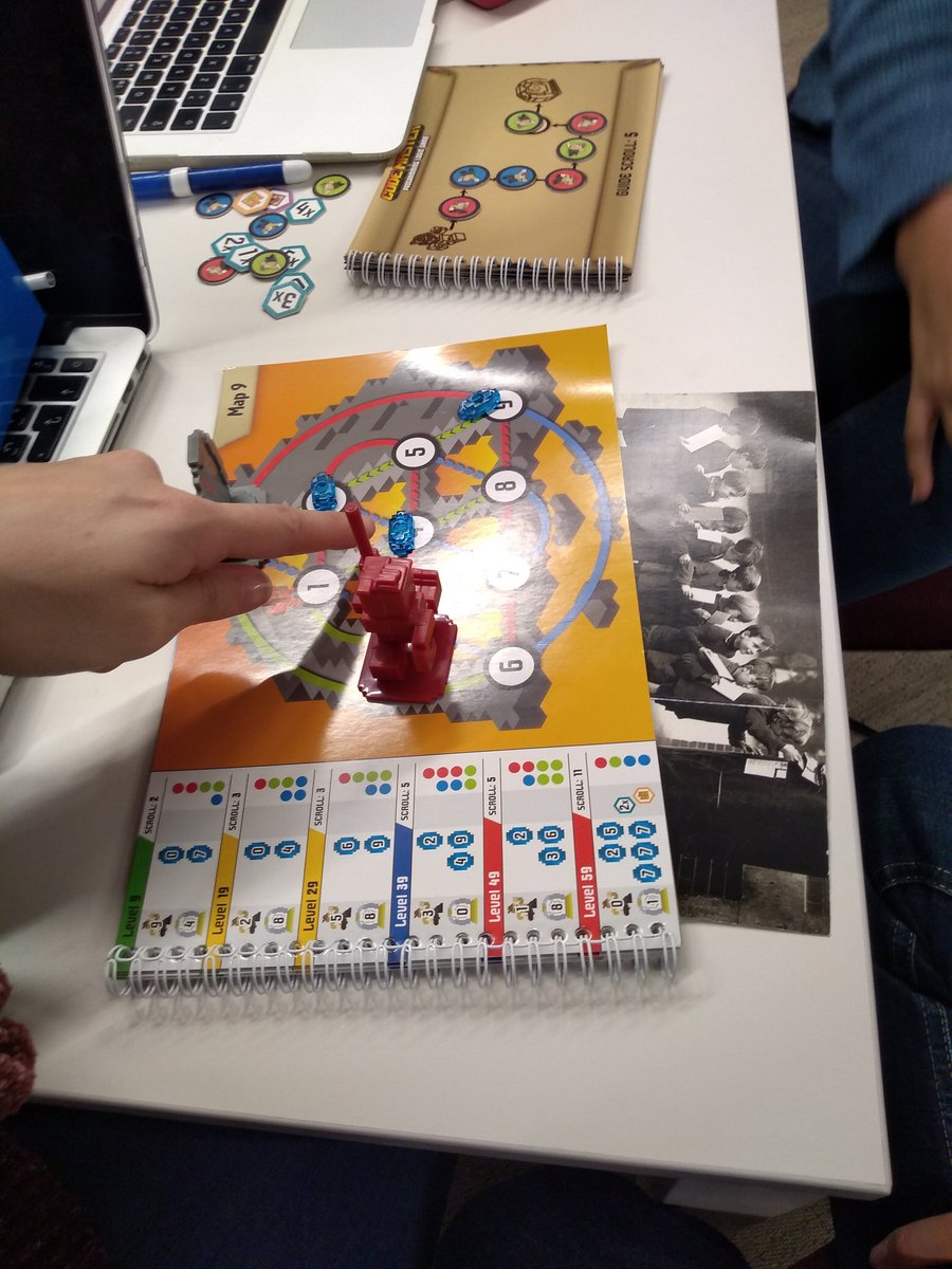 alberto_gilsanz's tweet photo. Los #uteachers manipulando el pensamiento computacional desde el puzzle-reto, también unplugged @UTeach_es #programaTIE https://t.co/NfA3NRhUj6