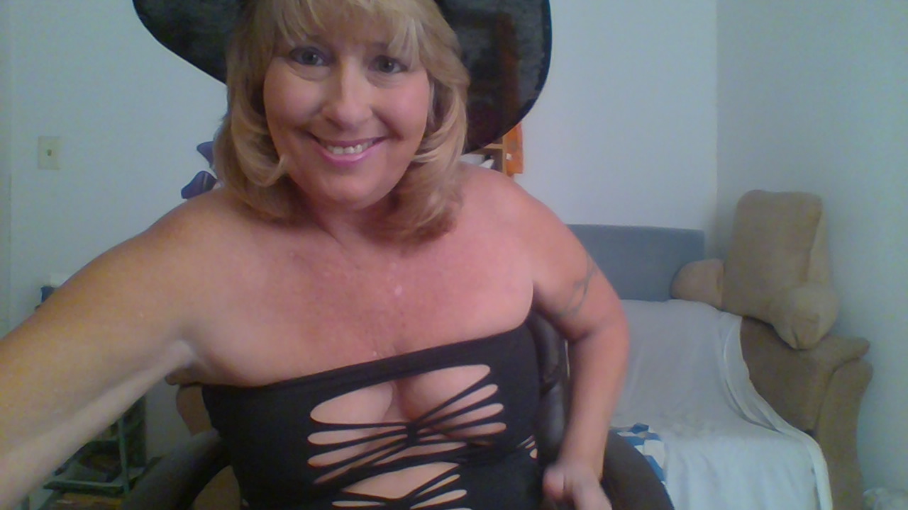 come see me now live https://t.co/RnLW43tl5m https://t.co/FI4ObwUkIa
