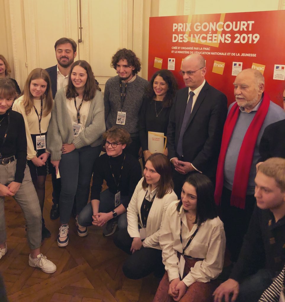 Gallimard's tweet photo. 🥇📚 #Goncourtdeslycéens2019 Karine Tuil se voit remettre chez Gallimard le Prix Goncourt des lycéens 2019, en présence de @jmblanquer - Ministre de l’Éducation nationale et de la Jeunesse - et des lycéens qui l’ont élue ! 🤩 @AcadGoncourt @Fnac https://t.co/DbgqwhVqpt