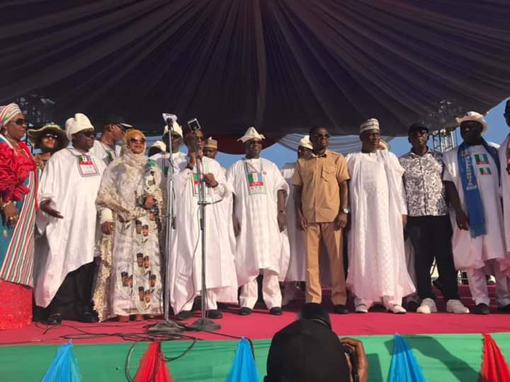 JaafarUmarAbba's tweet photo. Gov. @elrufai of Kaduna State today knelt before the people of Kogi State, asking them to forgive Gov. Bello for any wrong he had done.

The Deputy Gov. of Edo State, Philip Shaibu, also knelt down next to el-Rufai.

#KogiAPCGovernoshipRally
#KogiAPCRally
#GYBCEDO
#BelloOnoja https://t.co/wDdCt7hX5p