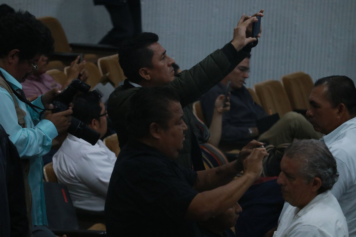 PerfilesPoli's tweet photo. A como era de esperarse la gran diputada @BetyMilland subió a tribuna a leer sobre la problemática que hay en paraíso con las inundaciones afectadas por las intensas lluvias, pero para que trajo a los medios de paraíso a que la grabarán tanto así. https://t.co/qpTDViYYv5