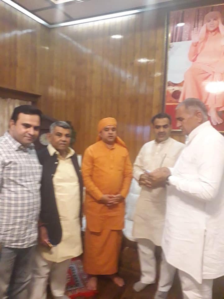 हरियाणा के पूर्व मुख्यमंत्री श्री भूपेंद्र सिंह हुड्डा जी के भाई स्वर्गीय धर्मेंद्र सिंह हुड्डा के निधन पर परिजनों से मिलकर सांत्वना दी। परम पिता परमात्मा से प्रार्थना है कि दिवंगत आत्मा को अपने चरणों में स्थान देकर हुड्डा परिवार को यह दुख सहने की शक्ति प्रदान करें।