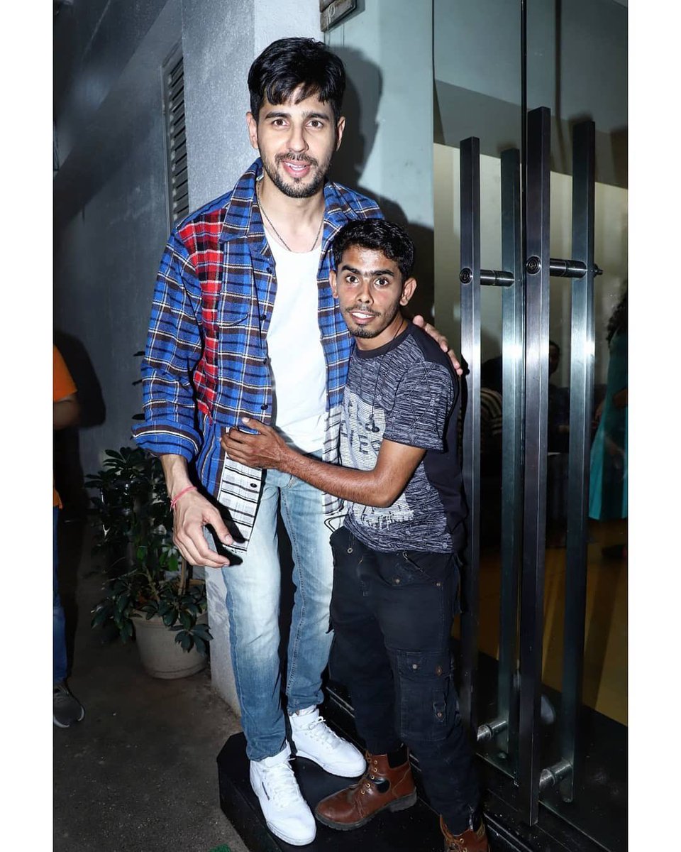 BollywoodAlarab's tweet image. سيدارت ملهوترا في العرض الخاص للفيلم #Marjavaan