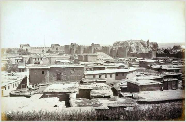 Diyarbekir,1870 yılında yapılan ilk resmi nüfus sayımına göre kütüğe kayıtlı 21.372 kişi vardır, 9814 Müslüman, 6863 Ermeni gregoryan, 831 Ermeni Katolik, 1434 Süryani, 976 Keldani, 174 Süryani Katolik, 305 Rum Melkit, 55 Rum katolik, 659 Protestan, 280 Yahudi nüfus verilmektedir