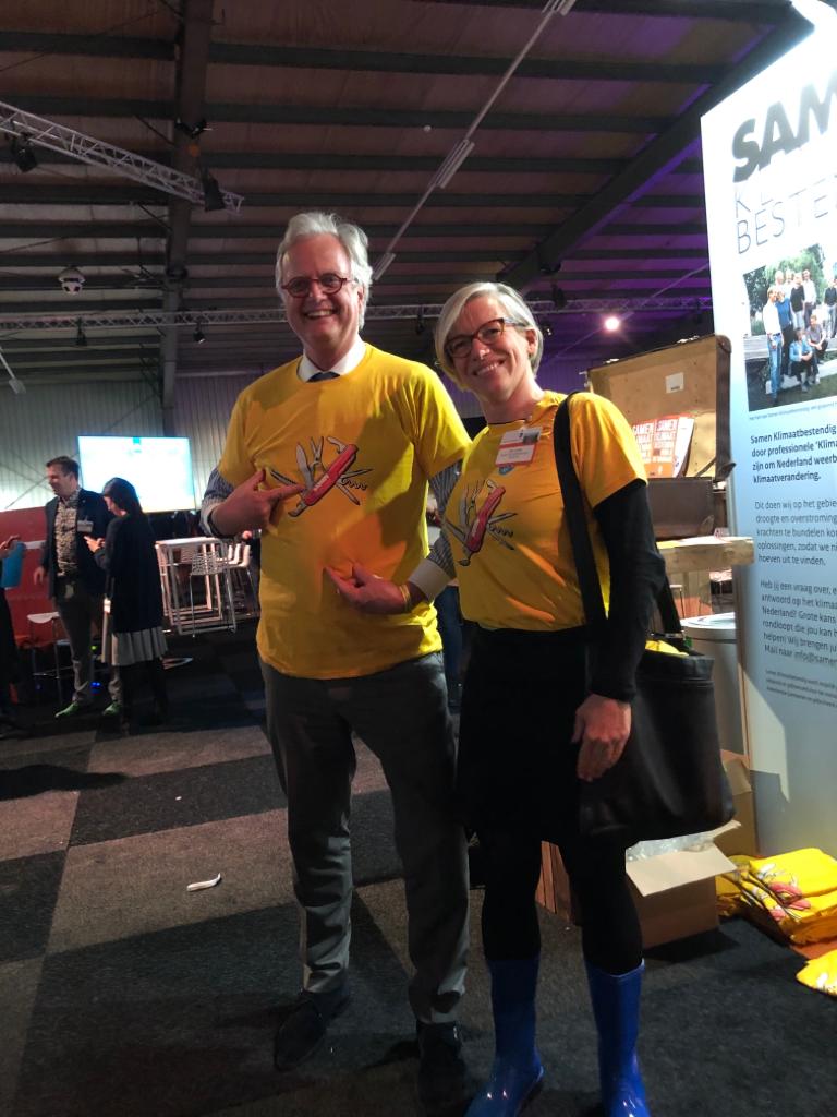 HD_communicatie's tweet photo. De @delta_comm Peter Glas hulde zich in een T-shirt van Samen Klimaatbestendig. Goed werk, @lotlocher, @Maarten_Verkerk, @ThomasKlomp1 en Bart Stoffels! #Deltacongres https://t.co/v7jPwMMgN1