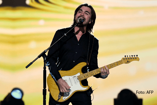 NoticiasCaracol's tweet photo. Juanes hace historia en los Grammy Latino al recibir homenaje como Persona del Año https://t.co/VVHLkaAurV https://t.co/nXN7ysnUWX