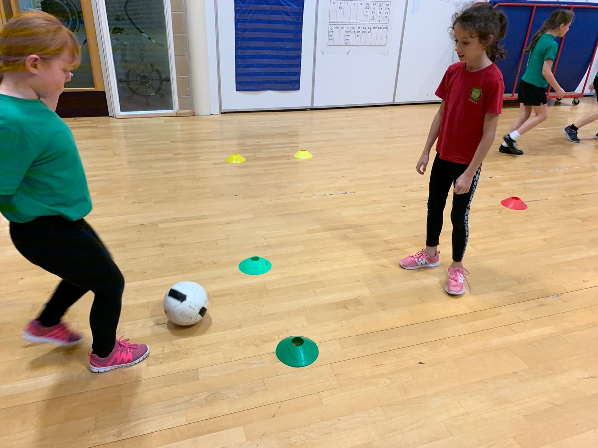 MissCook04's tweet photo. Despite the weather and having to be inside Year 4 were showing some fantastic skills. @MissPerryEHPA @DRETsport #horizonprogram https://t.co/L9w3crotwg