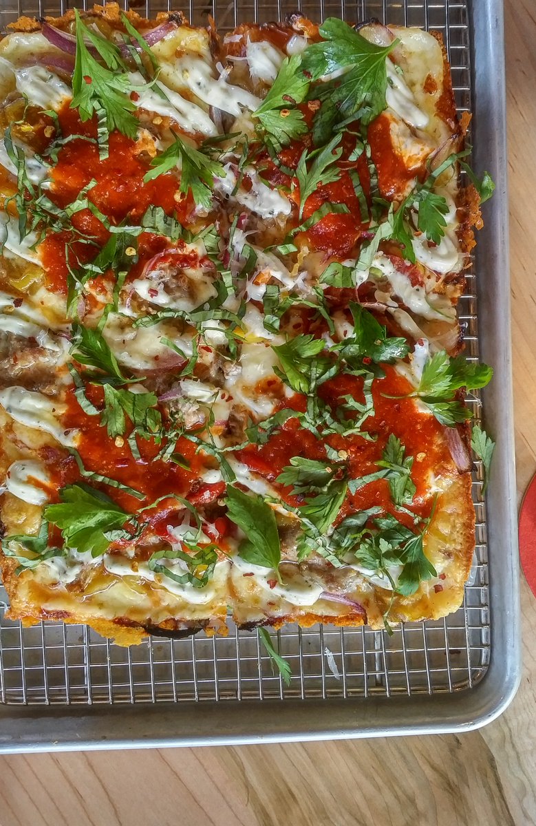 It's cheesy, tomatoey, rich and fillingx2: #Detroit style pizza <a href="/graffiti_market/">Graffiti Market</a>. And grab an @redcirclebrew pint too: bit.ly/2Qfhdr4
