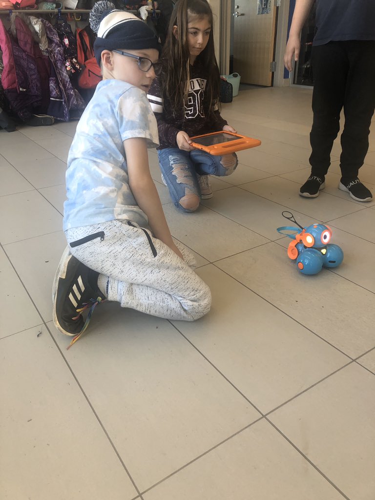MrsStarr4's tweet photo. Lots of fun exploring, coding and collaborating around Dash and Dots robots today @DartmouthSouth @MBoudreauHRCE @TILTHRCE https://t.co/BpPNeKoHhS