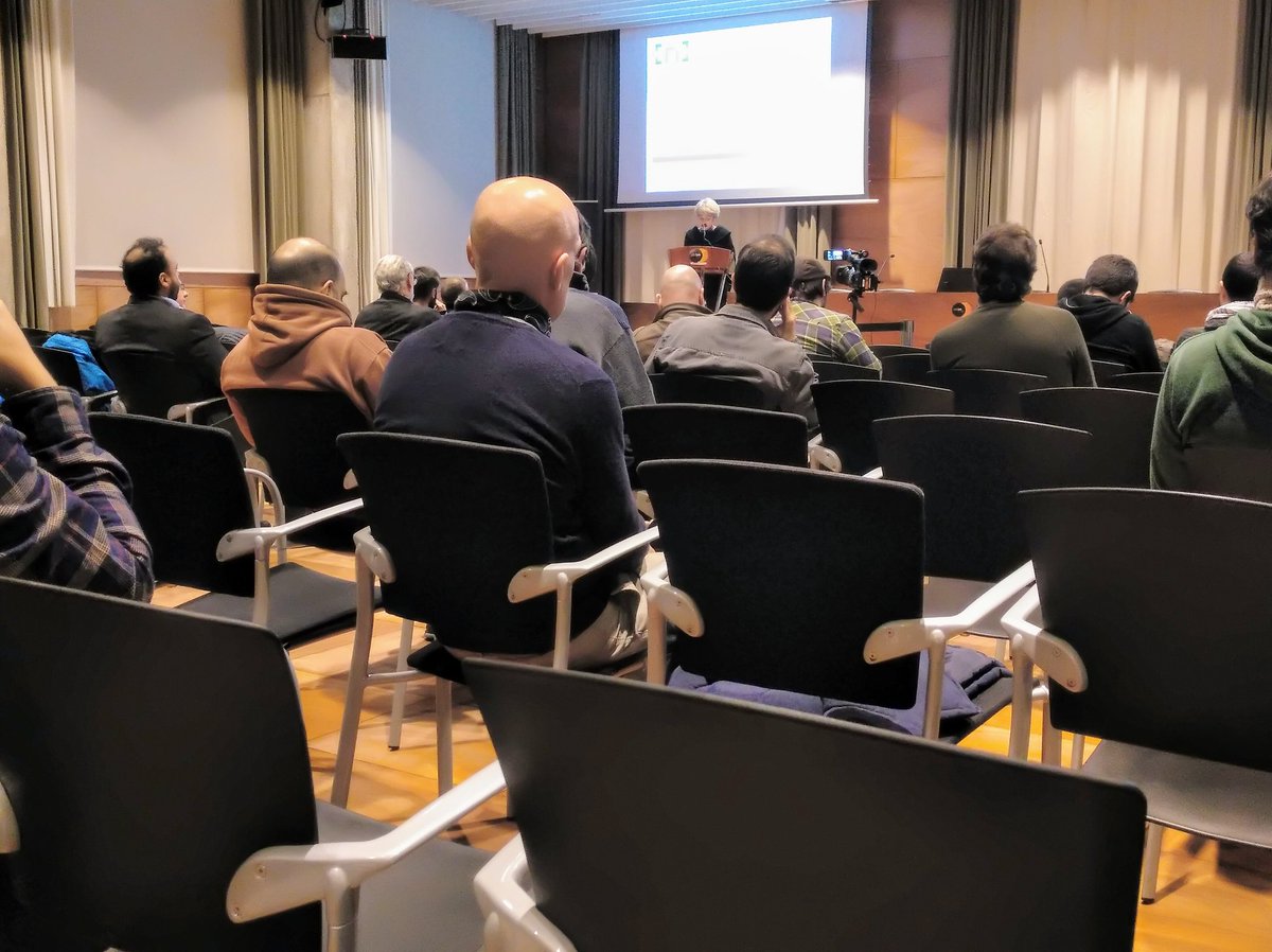 latecnologa's tweet image. "En els #algoritmes sempre hi ha biaixos, igual que tots tenim prejudicis; n'hem de ser conscients i els hem de mitigar", explica @kpeiro al #NcN2k19 #DadesMassives #AprenentatgeAutomàtic