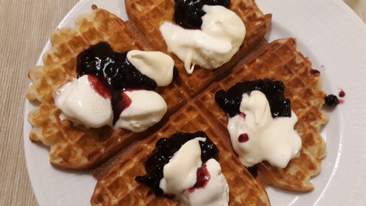 MeanieMary's tweet photo. I hereby pronounce this #WaffleThursday because Wednesday was yesterday and who needs more alliteration in the world, really? https://t.co/fDoFOWH6Dr