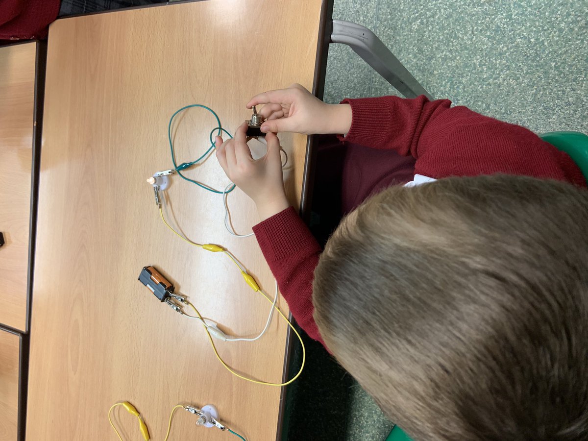 RedPartnerships's tweet image. This evening @RedcliffeSchool Reception and Year 1 #RedcliffeFutureScientists were learning how to make circuits with batteries, bulbs, switches and buzzers. We are ready to help work out which Bulb in the Christmas lights are not working! @TeachingSTEM, @Redcliffe_HM