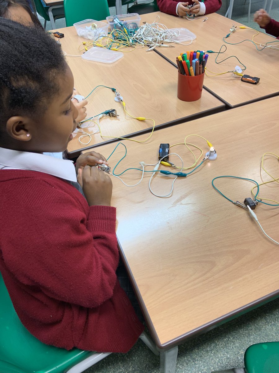 RedPartnerships's tweet image. This evening @RedcliffeSchool Reception and Year 1 #RedcliffeFutureScientists were learning how to make circuits with batteries, bulbs, switches and buzzers. We are ready to help work out which Bulb in the Christmas lights are not working! @TeachingSTEM, @Redcliffe_HM