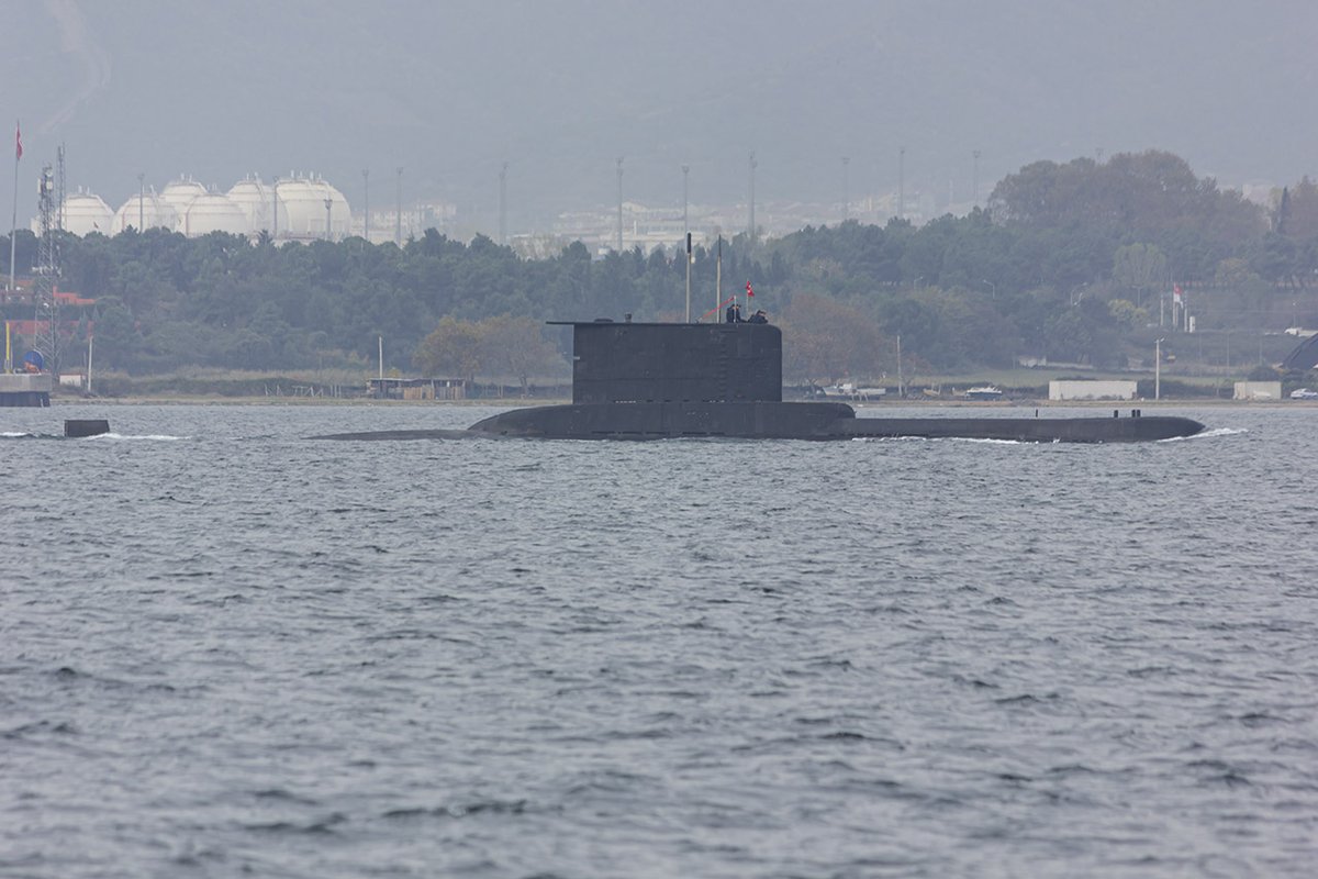 OguzEroguz1's tweet image. #TurkishNavy's #Type209/1200 #AyClass #submarines #gölcük