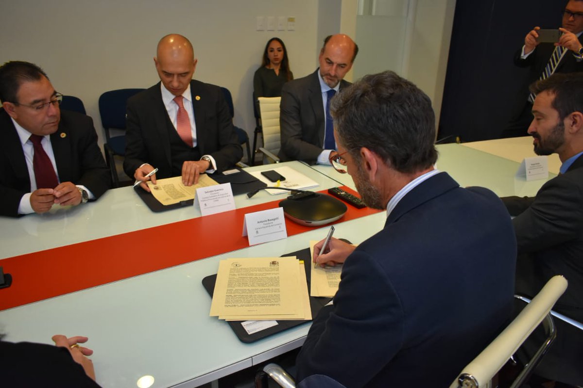 elconsejomx's tweet photo. #FelizJueves de trabajar por la #Seguridad del Sector empresarial y de toda la ciudadanía. ¡Firmamos convenio con @CamescomOficial! Creamos acciones de prevención y #CulturaCívica para 700 empresas y fomentamos la denuncia a la #LíneaDeSeguridad y #ChatDeconfianza 55 5533-5533 https://t.co/Y2ougnqWIE
