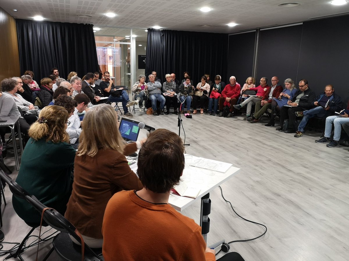 En marxa el primer Consell de Barri de #mirasol. L'alcaldessa ha posat en valor la feina d'aquest ens i la participació del veïnat. <a href="/mireiaingla/">Mireia Ingla Mas</a> també ha apuntat reptes pels propers anys com l'arranjament de carrers o la reivindicació d'una piscina. #CBMiraSol #SantCugat