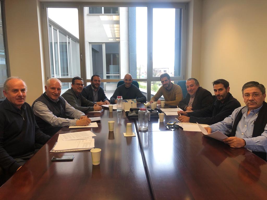 apremie_va's tweet photo. ▶ Las nuevas reformas que afectan al Reglamento Electrotécnico de #BajaTensión han sido analizadas en la sede de #Cecale en #Valladolid por miembros de @PECALE_INSTAL y @FenieInstalad
#APREMIEValladolid #PECALE #reformas #reglamentoelectrotécnico #CyL #sectorinstaladores https://t.co/zDQH8mJ8YT