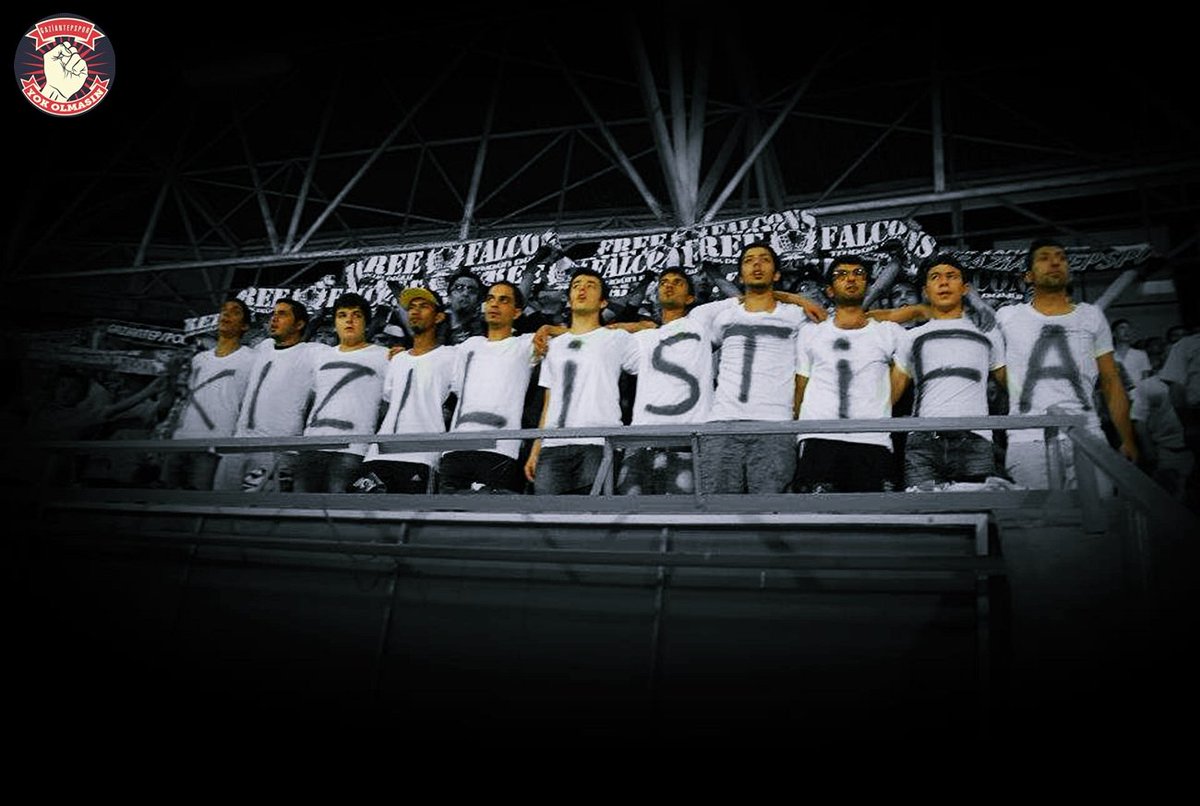 Gazi_Antep_Spor's tweet photo. "Taraftar hesap sorar: Kötü giden bir takımın hesap soran tribünü yoksa, o takımın zaten hiçbir zaman tribünü olmamıştır. "
(23 Eylül 2012 - FREE FALCONS @FreeFalconsBGT)
Beşiktaş'ı 3-2 yendiğimiz efsane maçtan... 
#Gaziantepspor #GaziantepsporYokOlmasin 🔴⚫ https://t.co/Hy4yGue2qg