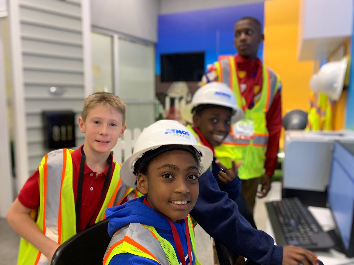LMS_Lumberjacks's tweet photo. 6th grade history classes getting to experience having a bank account, a debit card, and purchasing power while working together to make their community a better place. #JABiztown #GarlandUSA #LylesMS https://t.co/KmxnHlq7va