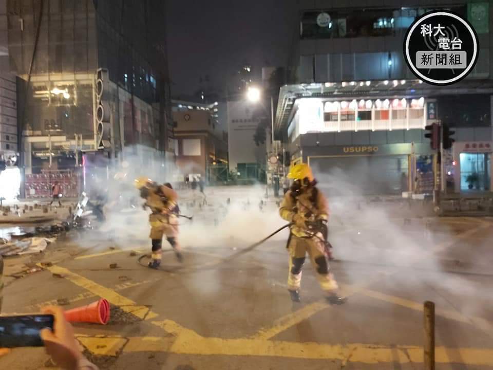 Freedom20921282's tweet photo. When the fireman are extinguish a fire,the police shot the tear gas to them！But there are no responder there.😡
Fireman≠police
#SOSHK #standwithhk #protecthkstudents  #hongkongpolicebrutality 
 #香港 #香港警察 #香港人 #홍콩시민 https://t.co/8srkQyIzHB