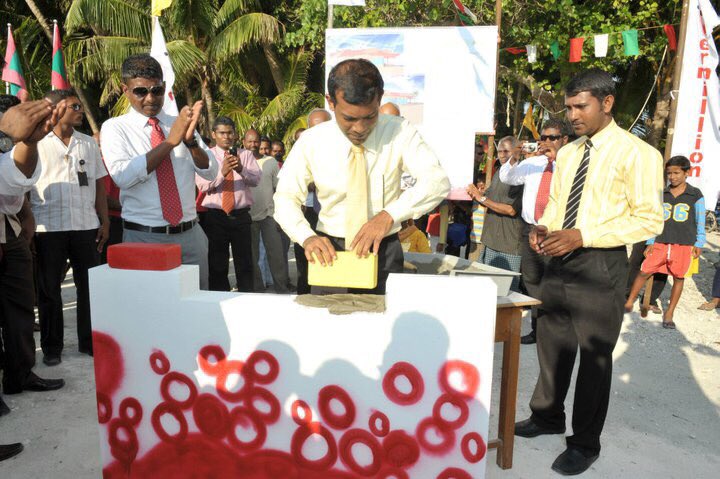 MaldivesAli's tweet photo. Havaalu kuri meehunnah 
Bai Naalhaagothah, mimassala Ballavaa dhevvaanee 
kon thanakun, Irakun, Kaaku ? 

@mvpeoplesmajlis 👎🏿

https://t.co/SIdLSh2m8J  

@ali20waheed 
@ACC_Maldives 
@MohamedNasheed 
@presidencymv 
@ibusolih @Adammaizan @MadhilSaleem @MvSpokesperson 
@evattey https://t.co/4vIp0rv6Ke