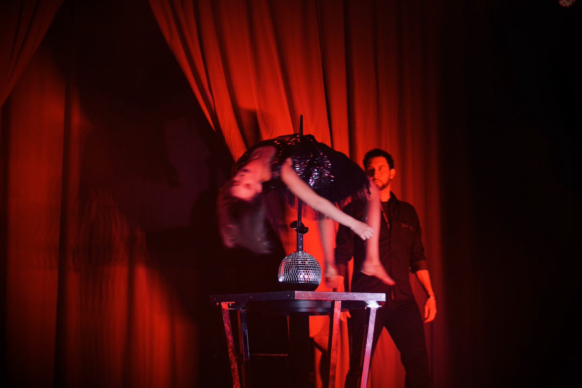 JohnnyMagicLive's tweet photo. In everything in life there is a balance; in this case it’s with a sword. #thejohnnymagic #illusionist #magicshow #impaled #johnnymagic #corporateevents #casino #themepark #sixflags #entertainment #celebritymagician #dallas #austintx #bransonmissouri #branson #bossiercity #magic https://t.co/XAYJ0Qo1Ih