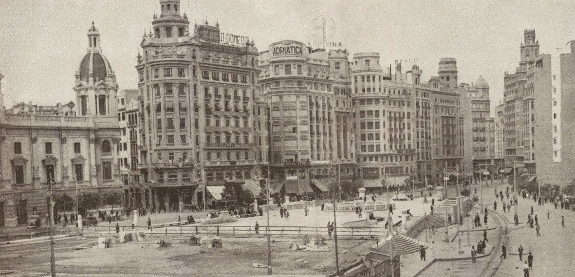 josean0728's tweet photo. La "Tortada" de Goerlich en construcció (Plaça Ajuntament València 1932) https://t.co/Mm0JdMfSVW