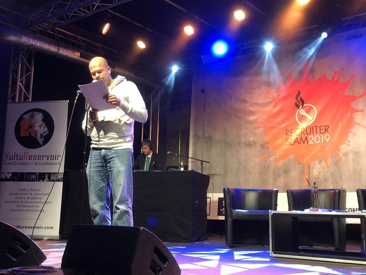 Es geht rund auf der Bühne! Die ersten Slams am Laufen und es zeigt sich wieder dass HR abwechslungsreich, spannend und humorvoll sein kann ❤️ <a href="/recruiterslam/">Recruiter Slam</a> #rs19 #RecruiterSlam