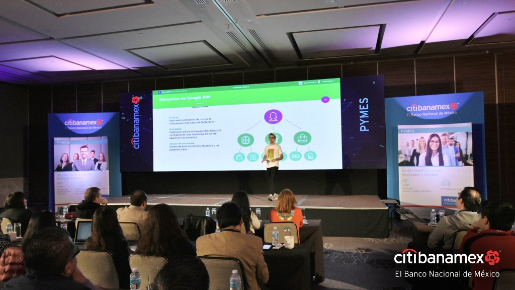 banamex's tweet photo. Empresarios participantes en el programa #PymesEvolution de la mano de Juan Lombana, ahora cuentan con bases sobre Google ADS para lograr los objetivos de sus respectivos negocios. https://t.co/o9CIWSAA01