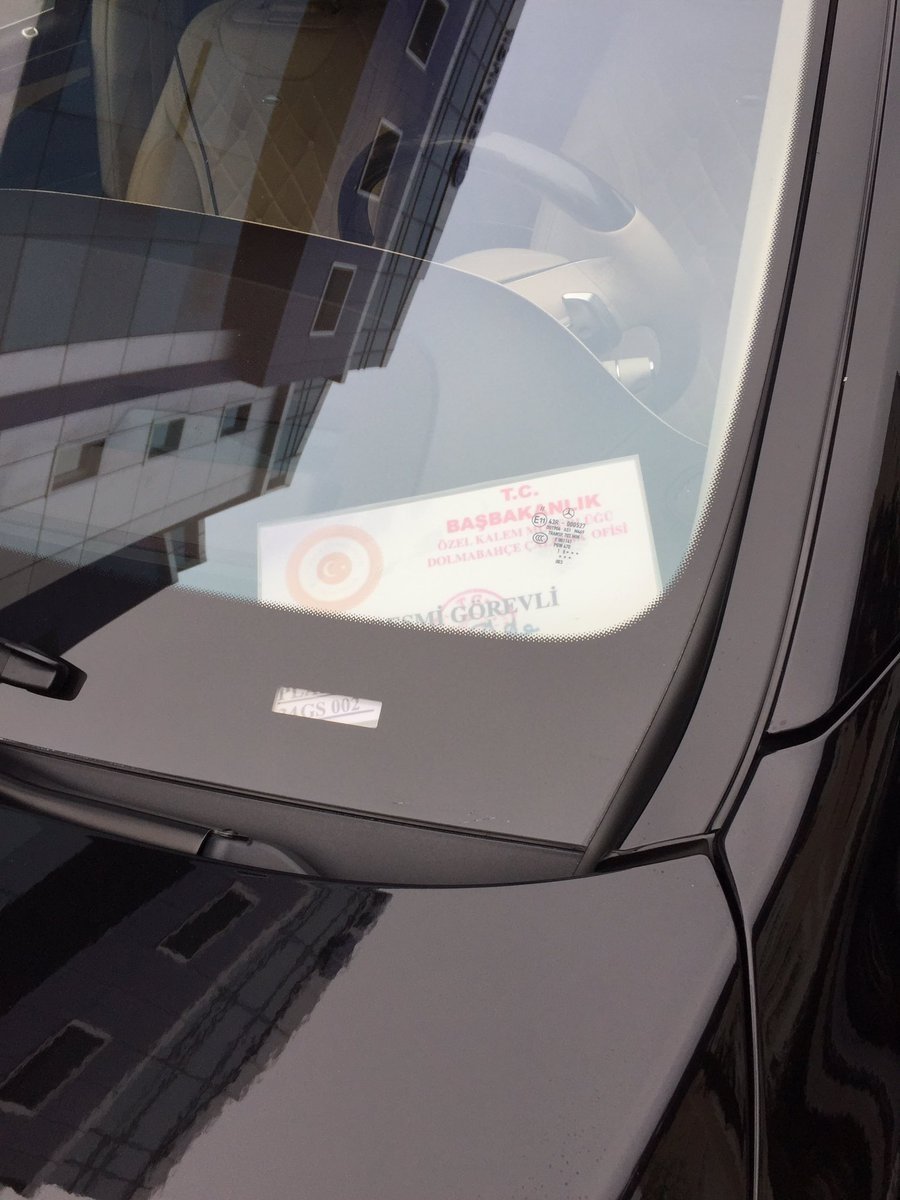 Kural olacaksa herkese olacak.
Bu arac Galatasaray yöneticisi A. Albayrak şahsına ait. Başbakanlık kartı ve çakar bu şahsın aracında ne işi var