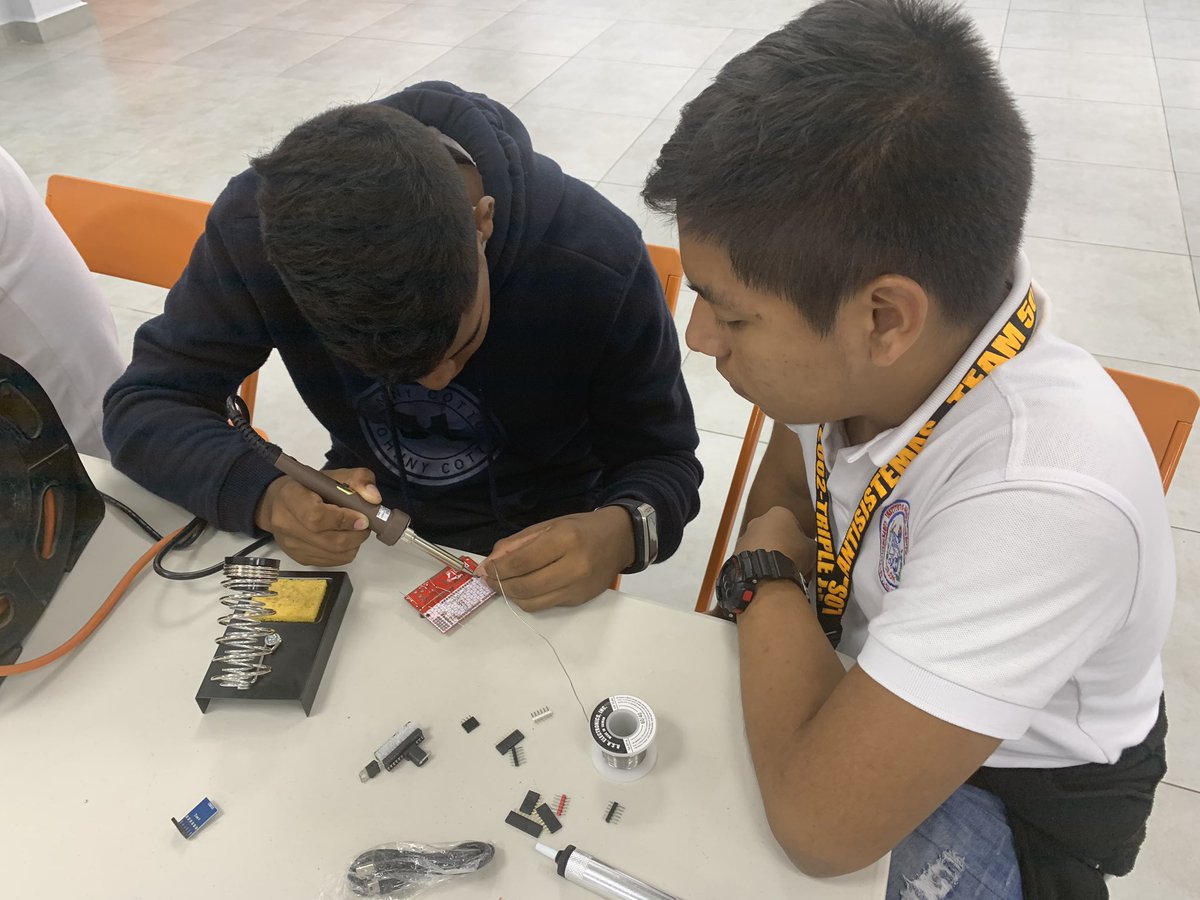 Participantes del Torneo Regional #RoboCupJrPTY y #RoboTIC aprenden a construir una placa #ptyduino, la cual fue desarrollada por el ingeniero panameño Roberto Moreno. 
#edumakerspty #talento #robotica #electronica #educación #Panamá