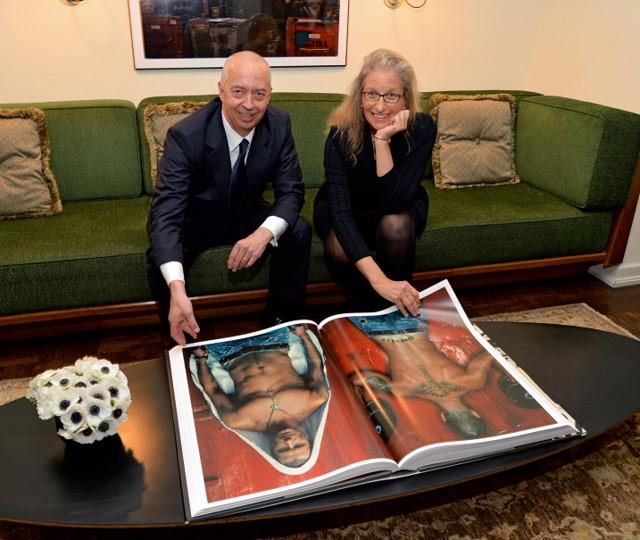#tbt: Benedikt Taschen and Annie Leibovitz go through her eponymous SUMO edition at the launch party, 2014. Take a look inside the book 💕 taschen.com/02615tw

#taschen40 #taschenhistory #leibovitz #annieleibovitz