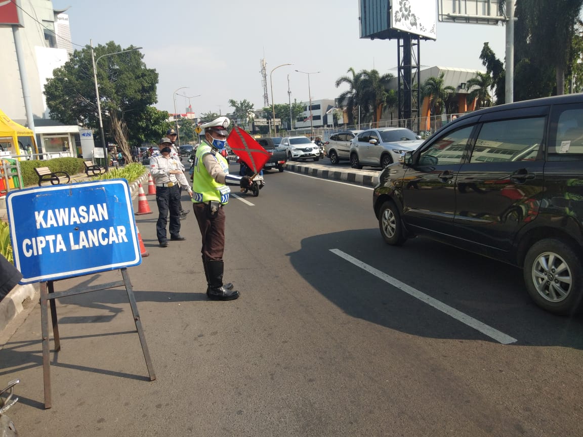 07.06 Polri Sat Lantas Jakbar & Dishub pengaturan di Kawasan Cipta Lancar Jl. Perjuangan RCTI terpantau ramai lancar
