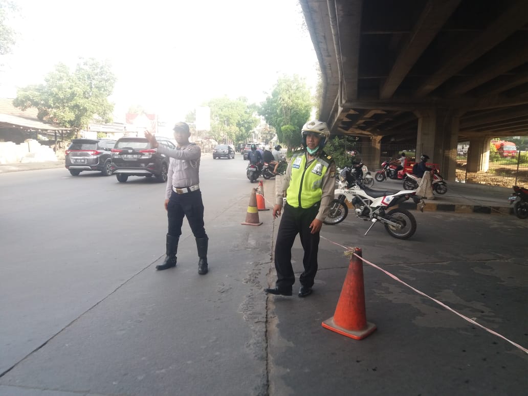 07.09 Polri Sat Lantas Jakbar & Dishub pengaturan di Ringroad Kembangan arah Rawa buaya terpantau ramai lancar