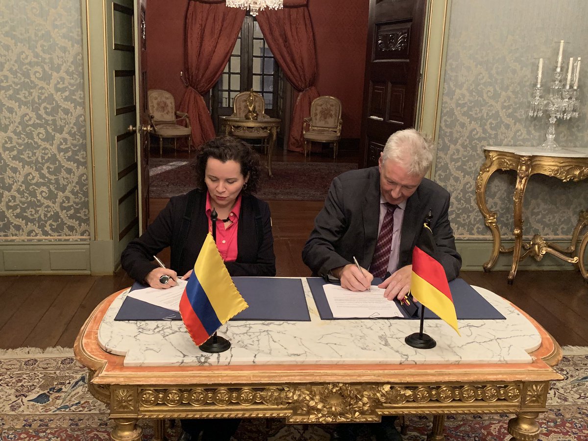 APCColombia's tweet photo. Terminamos las Consultas Intergubernamentales sobre la Cooperación para el Desarrollo entre Colombia y Alemania con la firma del acta en el que se establecieron las prioridades de cooperación entre ambos gobiernos. 🇨🇴 🇩🇪 https://t.co/9AwlToFi8L