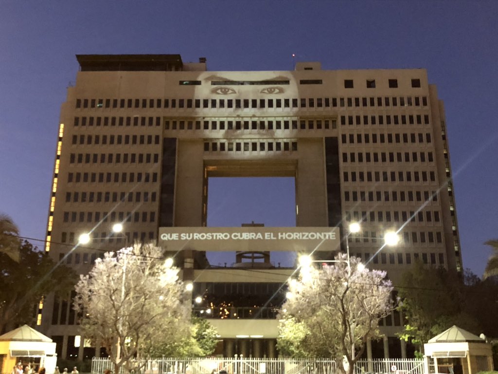 eldesconcierto's tweet image. 🔴AHORA| Congreso se ilumina con el rostro de #CamiloCatrillanca