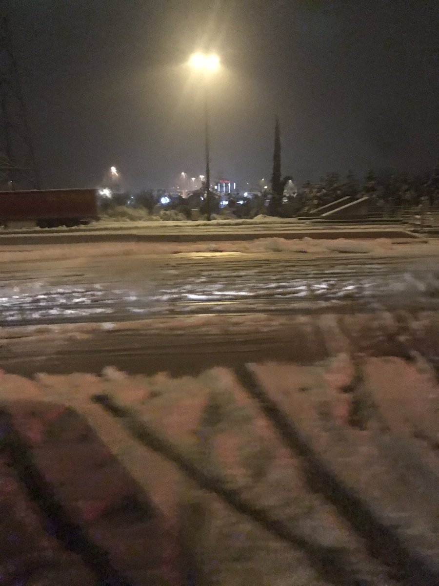 ClemTlse's tweet photo. @FlixBus veut nous faire dormir dehors alors que la neige recouvre Valence !! #flixbus769 https://t.co/0udE2PljSZ