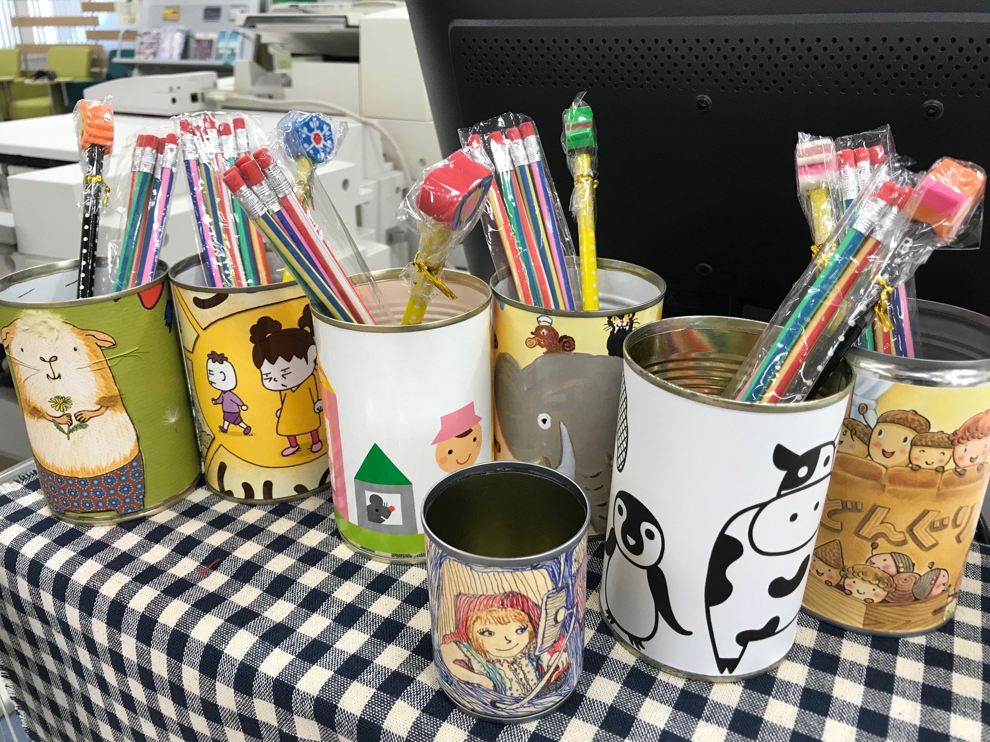 湘北短期大学図書館 手作りペン立て 読書ノートキャンペーンも半分を過ぎました おしゃれ グッズ のペンを立てるために 絵本の表紙のペン立てを使っていたら この缶が欲しい とのご要望が さっそく 手作り絵本の